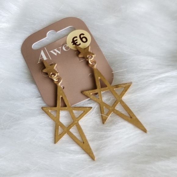 🆕️⭐ 3/$18 Gold Shooting Star Dangle  Earrings - Picture 3 of 8